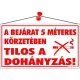 Információs tábla, 22,5x12,5 cm, "A bejárat 5 méteres körzetében tilos a dohányzás!" 1 db